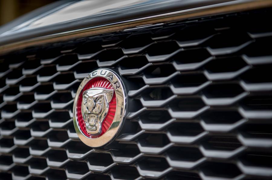 Логотип Jaguar E-Pace D150 2018 года  (UK) (фото 31 из 39)